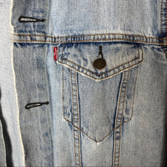 Levi’s Trucker Denim Jacket in Light Stonewash Large - Picture 4 of 10